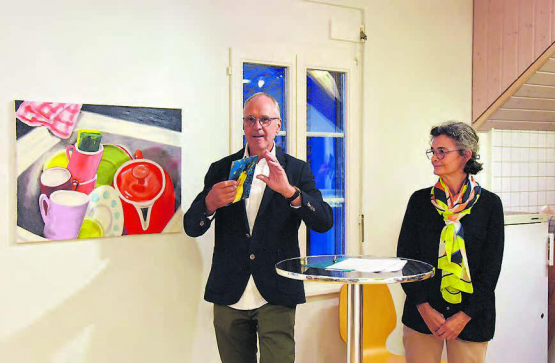 Josef Hüsler und Laudatorin Claudia Estermann-Schenker vor dem Bild «Abwasch». (Bild: mars.)