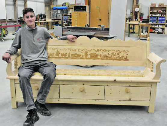 Die Sitzbank von Alessandro Tommasini aus Unterkulm wird dem Wettbewerbsmotto «Holz bewegt» in mehrfachem Sinne gerecht. (Bild: hg.)
