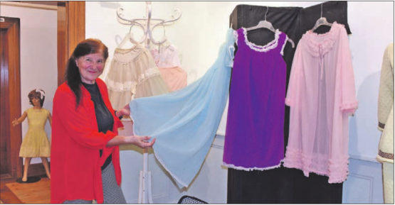 «Modische Spuren der 50er-Jahre»: Martha Wieland stellt im Reinacher Museum Schneggli einen kleinen Teil ihrer Sammlung aus, welche 150 Jahre umfasst. (Bilder: mars.)