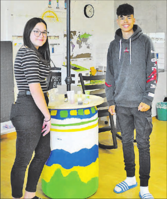 Diana und Kevin mit ihren Endprodukten: Die «Fassbar» und Kosmetika aus Haushaltsprodukten.