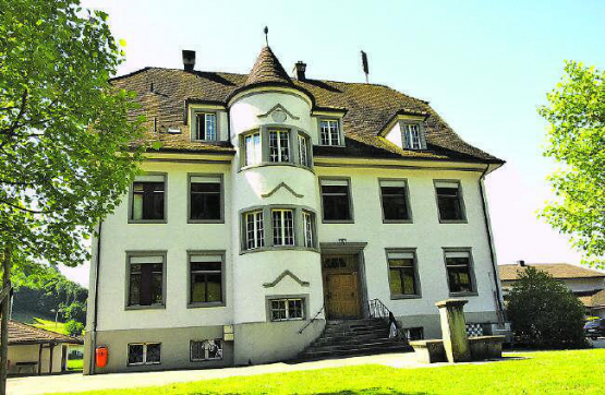 Ein altehrwürdiges Gebäude: Das über 100 Jahre alte Schulhaus birgt nicht nur Geschichte, sondern auch viele Geschichten. (Bilder: st.)