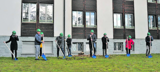 Ein grosser Moment: Mit dem Spatenstich haben die Umbauarbeiten offiziell begonnen. (Bild: ml.)