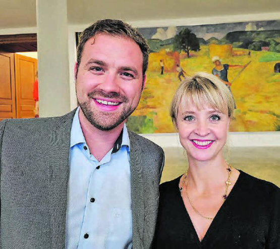 Im Dienst der Wählerinnen und Wähler: Barbara Borer-Mathys (r.) und Adrian Meier servieren im Restaurant Löwen Gontenschwil. (Bild: zVg.)