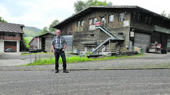 «Ein bebautes, versiegeltes Stück Land gehört doch nicht in die Landwirtschaftszone»: Rudolf Hachen vor seinem Hab und Gut. Er fürchtet um die Entwertung seines Besitzes. (Bild: rc.)