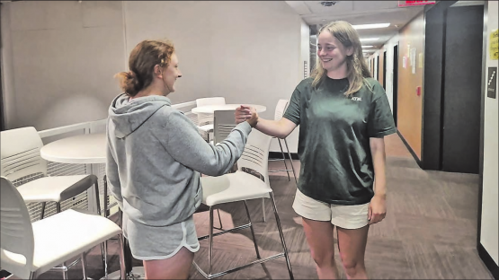 Eine typische Begrüssung von Freunden. (Bild: Noemi Nater)