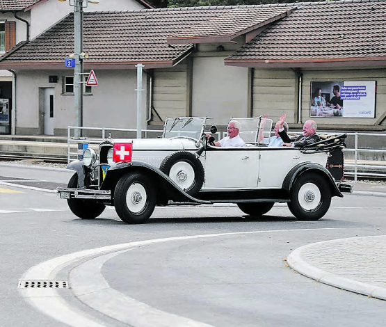 Es läuft rund in Teufenthal. Für die drei Einweihungsrunden im Oldtimer-Fiat wurde der Kreisel für eine halbe Minute gesperrt. Jetzt sollte die Durchfahrt hindernisfrei bleiben. (Bilder: rc.)