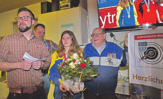 Sportliches Jubiläumsgeschenk: Präsident Daniel Berchtold (l.) würdigte den Schweizer Juniorinnen-Meistertitel von Marion Obrist. Rechts der langjährige Schulsportleiter Geri Künzli, hinten Schützenmeister Simon Hediger. (Bilder: wr)
