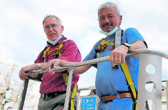 Für das Montieren der Nester braucht es eine Hebebühne. Markus Haller (links) und Hansuli Christen gingen damit in luftige Höhe. (Bilder: rc.)