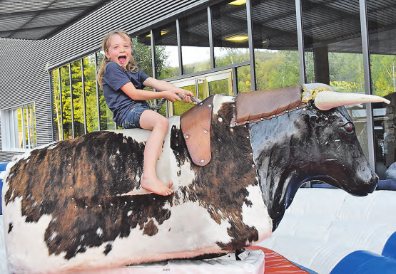 Noch kann sie lachen: Der Bulle gab sich anfangs sanft, fast wie ein zahmes Hündchen… (Bilder: st.)