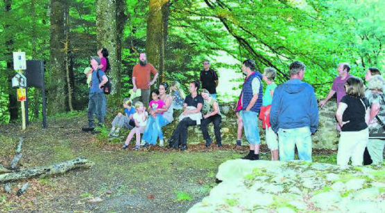 Nach steilem Aufstieg die Ruhepause: Inmitten der Burgruinen, im Schatten sitzend, lauschten die Exkursionsteilnehmenden den Ausführungen von Rolf Schmid. (Bilder: st.)