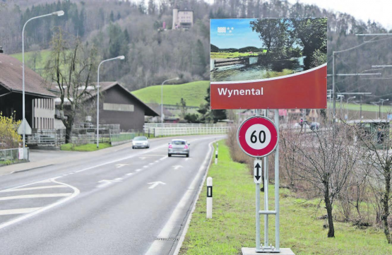 Die Regionalplanungsverbände haben nicht interveniert, der Kanton führte aus. Dennoch ist klar: das touristische Schild steht am falschen Ort. (Bild: rc.)