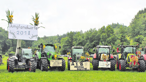 Mit 50 blumengeschmückten Traktoren zur Schlussfeier: Insgesamt 64 Landwirte und acht Agrarpraktiker, darunter 13 Frauen, erhielten ihre Berufsausweise. (Bild: zVg.)