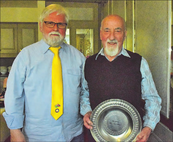 Seit 30 Jahren ein treues Mitglied: Johann Fritschi (re.) übernimmt immer wieder auch Vereinsaufgaben wie zum Beispiel das Revisionsamt. Rolf Senn dankt ihm dafür. (Bilder: st.)