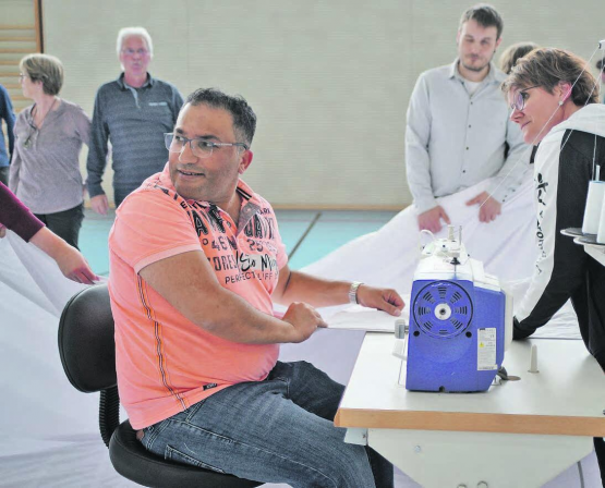 Schneidermeister Kali Kelesh auf den letzten Metern: Insgesamt weist die Hose 5750 Meter Naht auf. (Bilder: uke.)