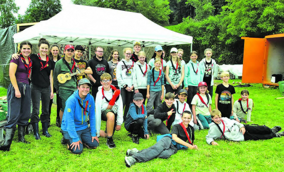 Endlich war das Wetter ein bisschen freundlicher: Die bunte Schar zeigte sich bester Laune und freute sich bereits auf ein selbstgekochtes Abendessen. (Bilder: st.)