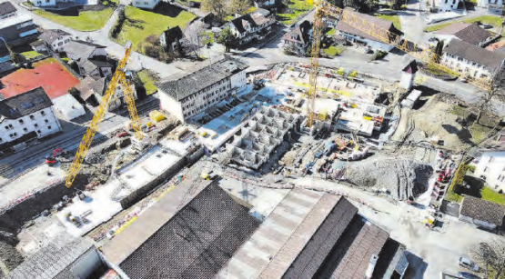 Ein Blick von oben zeigt, wie sehr das Areal das Dorfzentrum von Dürrenäsch prägt und prägen wird.