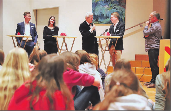 Informativ: Die Berufsleute Jan Buchser, Camille Rufer, Kurt Schmid, Joel Wenger und Serge Faes erläutern, warum sie sich für eine Berufslehre entschieden haben. (Bilder: Remo Conoci)