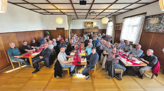 Gut gelaunt und voller Vorfreude warteten die Gäste auf die traditonelle Metzgete im Bergrestaurant. (Bild: zVg.)