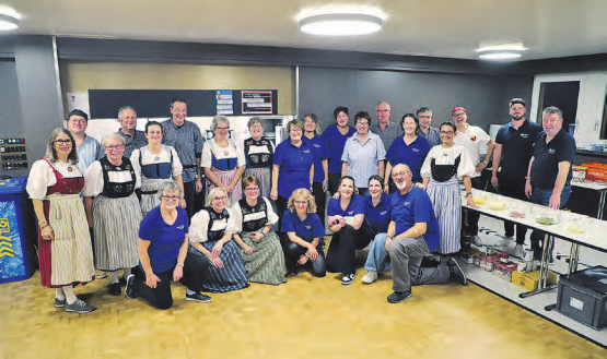 Die Helferinnen und Helfer nahmen sich während der «Raclette-Stubete» Zeit für ein Familienfoto.