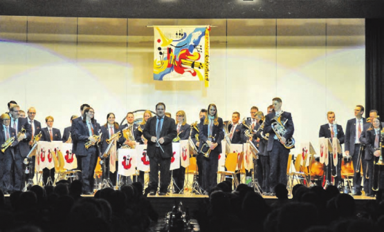 Brass Band Harmonie Rickenbach: Die Musiker nehmen den verdienten Schlussapplaus entgegen. (Bilder: ml.)