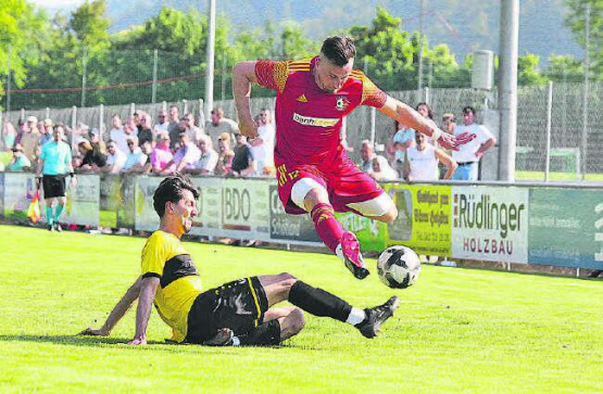 Kein Durchkommen für die Suhrentaler: Robert Gjiergjaj vom FC Pratteln kann den Schöftler Pascal Mathys erfolgreich stoppen. (Bild: Otto Lüscher)