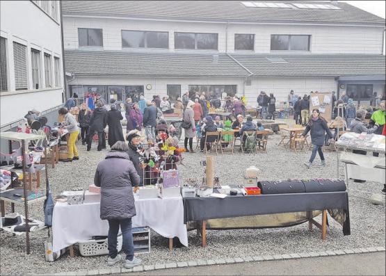 Stimmungsvoller Bazar der ref. Kirche Leutwil-Dürrenäsch auf dem Schulhof in Leutwil. (Bild: zVg.)