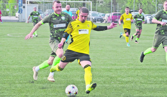 Dominik Trost auf dem Weg zum 1:0 für den FC Gränichen. Der Spieler mit der Nummer 4 auf dem Rücken wird an diesem Abend noch ein zweites Tor erzielen. (Bild: Roland Jaus)