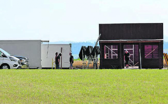 Saloon in Arbeit: Wisi, Billy und Aurelia arbeiten routiniert und mit viel Engagement – so dass jedes Bild eine Momentaufnahme ist. (Bild: dr.)