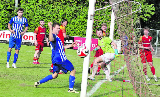 SCS-Torhüter Remo Schenk im Glück − Küttigens Etienne Michot kommt zu spät. (Bild: Otto Lüscher)