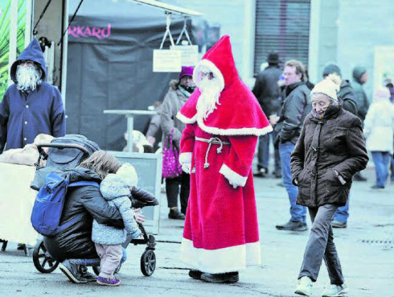 Der Samichlaus erwies sich als lieb: Auch wenn sich die Kinder nicht auf Anhieb hinter dem Hosenbein hervortrauten. (Bild: dr.)