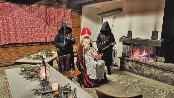 Heimeliger Besuchsraum in der Knabenrütihütte: Der Chlaus konnte es sich in Pfeffikon vor dem Kamin gemütlich machen. (Bild: zVg.)