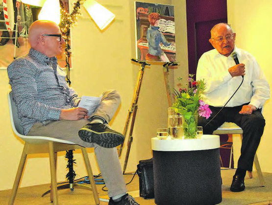 Feierabendgespräch in familiärem Rahmen: In der Aula der Wynenschulanlage entlockte Markus Kirchhofer (li.) gar manche Episode aus dem Leben von Fritz Burkhard. (Bilder: st.)