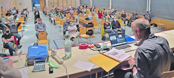 Spezieller Rahmen: Zetzwiler Gemeindeversammlung in der Turnhalle mit Abstand und Maskenpflicht für alle. (Bild: wr.)