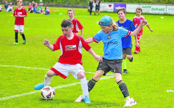 Mit vollem Einsatz dabei: Das durch den FC Gunzwil organisierte Schülerturnier konnte bei idealen Bedingungen und einer Rekordbeteiligung durchgeführt werden. (Bild: Mirjam Meyer)