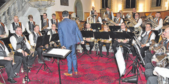 Füllte den Kirchenraum: Der Musikverein Bottenwil mit seinem traditionellem Adventskonzert. (Bilder: Alfred Weigel)