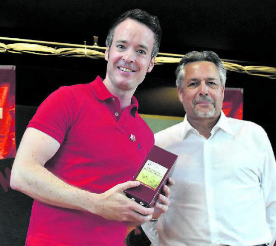 Auf Geschenksuche für das Geburtstagsgeschenk: Oberkulms Gemeindeammann Roger Schmid (rechts) bedankte sich bei Dr. Adrian Schoop für seine flammende Rede über das Geburtstagskind Helvetia. (Bilder: hg.)