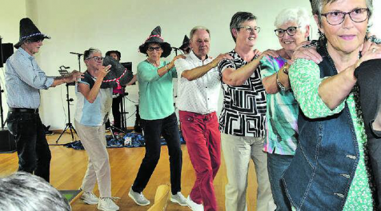 Alle machten mit: Zu den lüpfigen Klängen der Granada’s schlängelte sich die Polonaise durch den ganzen Saal. (Bild: st.)