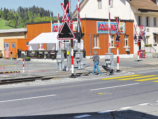 Der kleine Warteraum zwischen Strasse und Bahn entspricht den aktuellen Gesetzen und Normen, trotzdem besteht Handlungsbedarf. (Bilder: moha.)