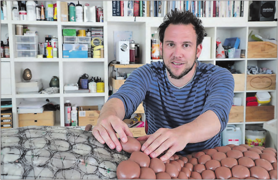 Micha Aregger in seinem Atelier in Beinwil am See. Nach der Planung ist nun die Ausführung dran. Ab dem 16. August kann das fertige Kunstwerk in Wettingen bewundert werden. (Bilder rvc/zVg.)
