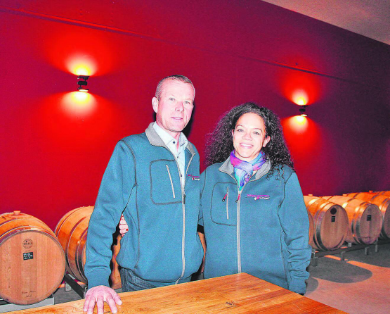 Mit Vorfreude bereiten Thomas und Christina Lindenmann alles für die Degustation Anfang Dezember vor. (Bild: grh)