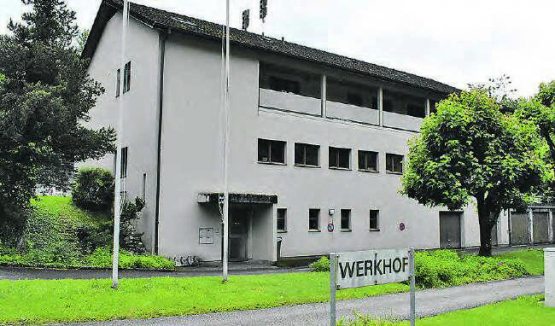 Das Werkhof-Gebäude kann saniert werden: Die Teufenthaler Stimmbürger haben dazu einen Verpflichtungskredit von 789’000 Franken gesprochen. (Bild: hg.)