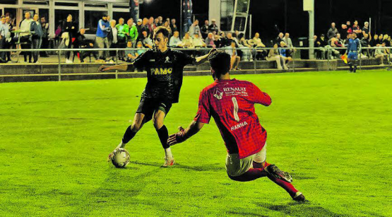 Doppeltorschütze Michael von Gunten trifft gegen Othmarsingen-Keeper Thomas Hanna. (Bild: Roland Jaus)