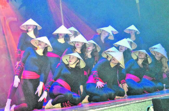 Neugierig der Blick Richtung Schmiedrued: Mit dieser Nummer zaubern die Turnerinnen einen fernöstlichen Touch in die Turnhalle Walde. Bilder: st.)