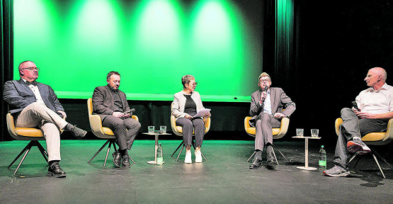 Interessante Podiumsveranstaltung im Saalbau Reinach mit Christian Märki (Präsident Bezirksgericht Kulm), Markus Gisin (Abteilungschef Kriminalpolizei Kapo Aargau), Lucia Lanz (Grossratskandidatin), Dieter Egli (Regierungsrat), Frank Urbaniok (Forensischer Psychiater) (v.l.n.r.). (Bild: zVg.)