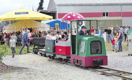 In Anlehnung an die ehemalige Wohlen-Meisterschwanden Bahn: Die Feldbahn mit einem gemischten Personen- und Güterzug fuhr die Besucher ins historische Kieswerk. (Bilder: moha.)