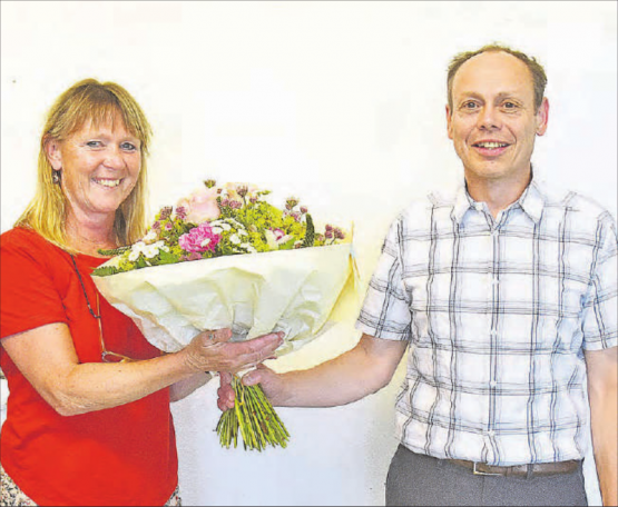 Mit Blumenstrauss zum 15-Jahr- Dienstjubiläum überrascht: Patric Jakob ehrt Gaby Murè für ihre langjährige Tätigkeit als Gemeindeschreiberin. (Bild: aw.)
