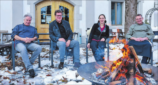 Tag der offenen Tür im Hotel Restaurant Schneggen: Strahlende Gesichter bei Peter Jörimann, Philipp Crameri (Geschäftsführer der Stiftung Lebenshilfe), Andrea und Ralf von der Heyde (v.l.). (Bild: dr.)