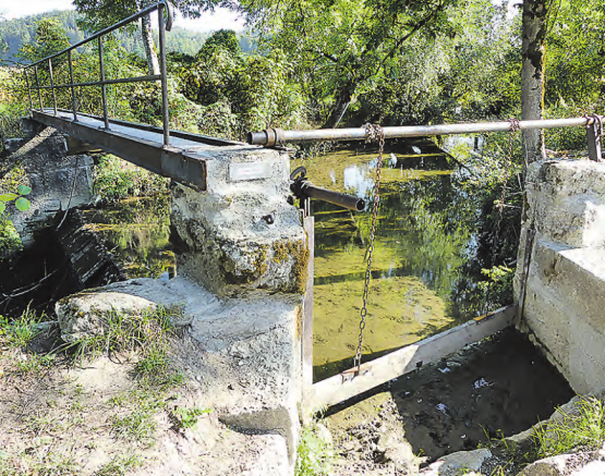Das Hegi-Wuhr an der Wyna: Mit den Schalten (Bretter unten im Wasser) wurde der Fluss gestaut. Dann zog man das andere Brett hoch und das Wasser konnte durch den Ausfluss auf die Wässermatten geleitet werden. (Bild: moha.)