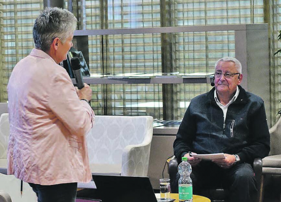 Kaminfeuergespräch in der Residenz Falkenstein in Menziken: Annette Heuberger, Kümmerin, im Gespräch mit Martin Widmer aus Unterkulm. (Bild: zVg.)