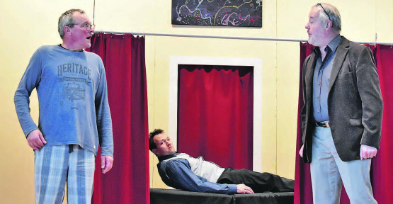 Beste Unterhaltung garantiert: Die Theatergruppe präsentiert am 17., 22. und 23. März die schwarze Komödie «Chaos bim Bestatter». (Bild: hg.)